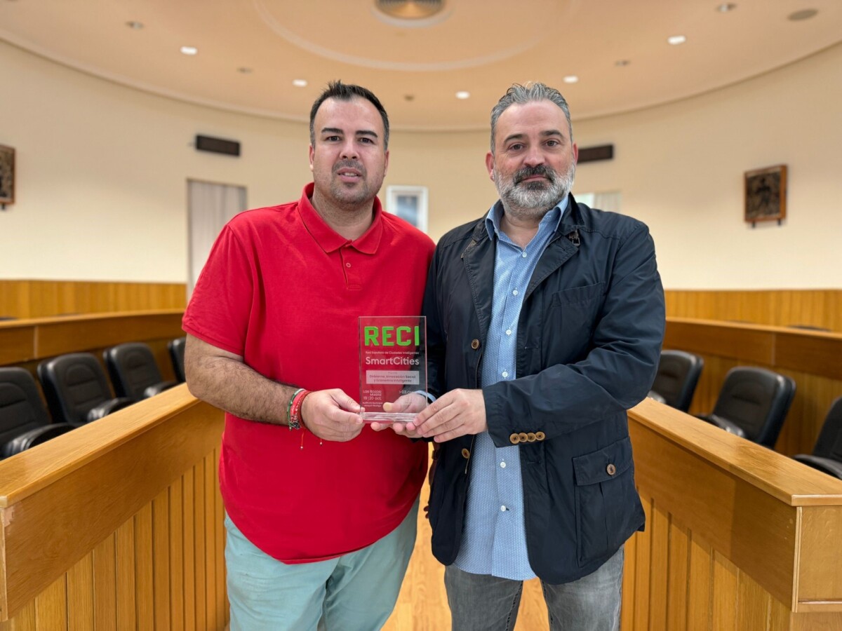 El concejal de Smart City, Lucas Jodar y el Teniente Alcalde de Innovación, José Manuel Mora con el premio al Ayuntamiento de Paterna
