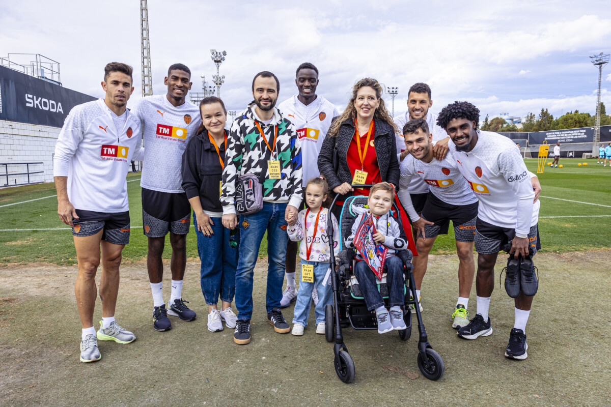 Igor con los jugadores del Valencia CF
