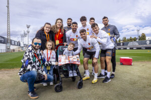Igor con los jugadores del Valencia CF