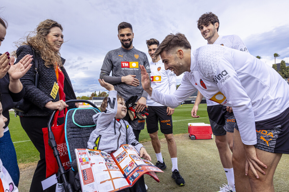 Igor con los jugadores del Valencia CF