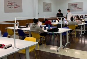 Jóvenes estudiantes en la Sala Arcoiris de Paterna