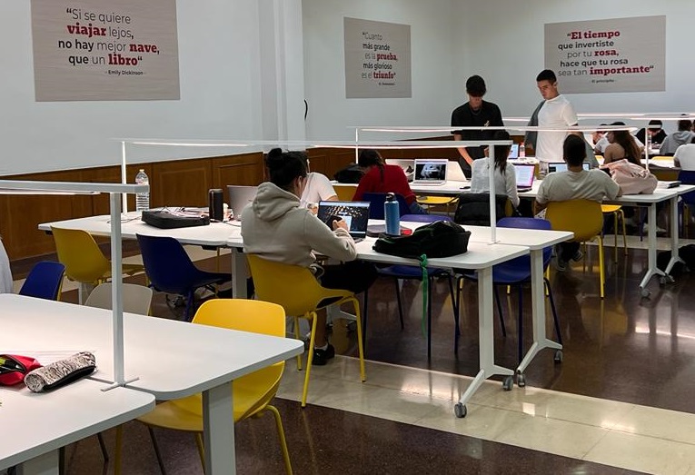 Jóvenes estudiantes en la Sala Arcoiris de Paterna