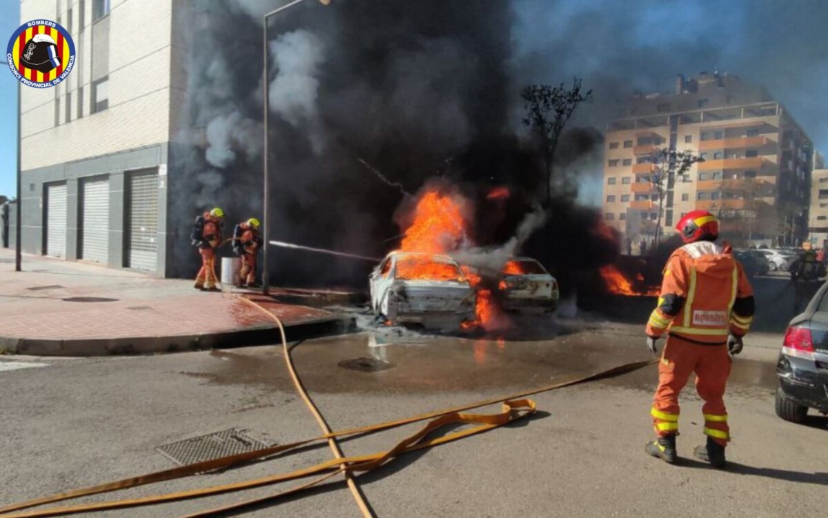 Incendio de tres coches aparcados en la calle en Albal