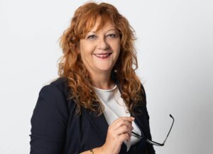 Espacio literario: Vuelo de Palabras El lugar elegido para el lanzamiento oficial del libro es el recién y estrenado espacio literario Vuelo de Palabras, promovido por Toni Alcolea, director editorial de Olé Libros, ubicado en la avenida Giorgeta 22, donde la autora adentrará a los asistentes en los dos mundos que conviven en su tercera novela. Descubriendo parte del entramado que, a día de hoy, la asombra a ella y a aquellos que ya han tenido la suerte de leer en primicia su libro, “por todas esas similitudes con lo vivido en la pandemia mundial de 2020”. Con la Presentación de su tercera novela, Ros finaliza 2023 con la misma ilusión y esperanza que comenzará el nuevo año 2024 e invitando, también, a todos a aprovechar estas fiestas navideñas para regalar libros “porque en cada lectura nos transportamos a mundos inescrutables que nos hacen vivir aventuras y experiencias únicas más allá de nuestros límites, dando rienda suelta a nuestra imaginación y promoviendo la creatividad que todos llevamos dentro”. Sin duda, un buen momento para que bajo de los árboles de Navidad haya estos días el nuevo libro “Flores de Escoria” de Luz Ros. Firma de ejemplares Con la Presentación de su último libro, Luz Ros continuará con la promoción de su obra con distintas firmas de ejemplares en Valencia, “estamos cerrando ya diversos espacios, como Librería Soriano, Casa del Libro y otros, que acojan la firma de esta nueva novela y que me permitan interactuar con mis lectores como ya hice en la Feria del Libro, una de las cosas que más me gusta hacer como escritora”, ha finalizado.