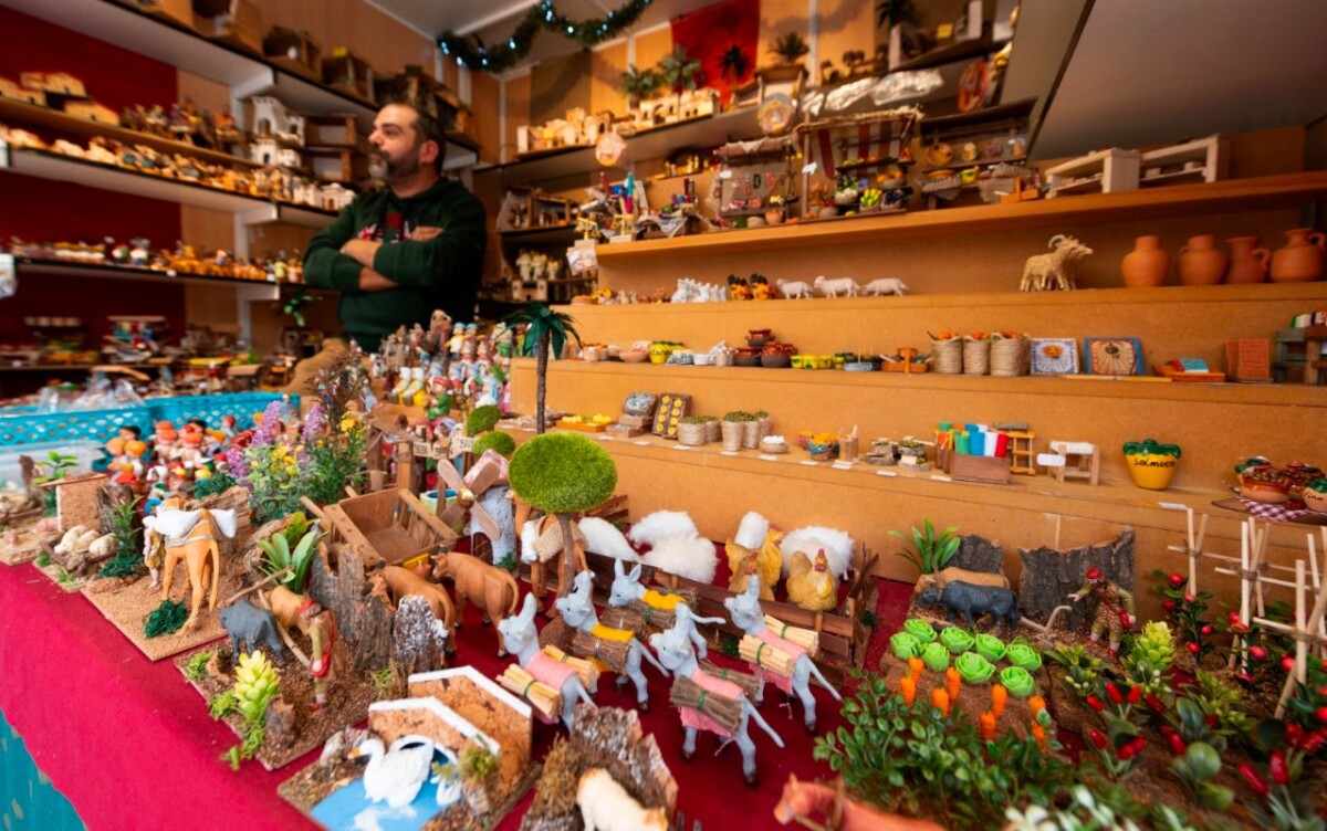 Puesto de belenes en el mercadillo navideño de la plaza de la Reina