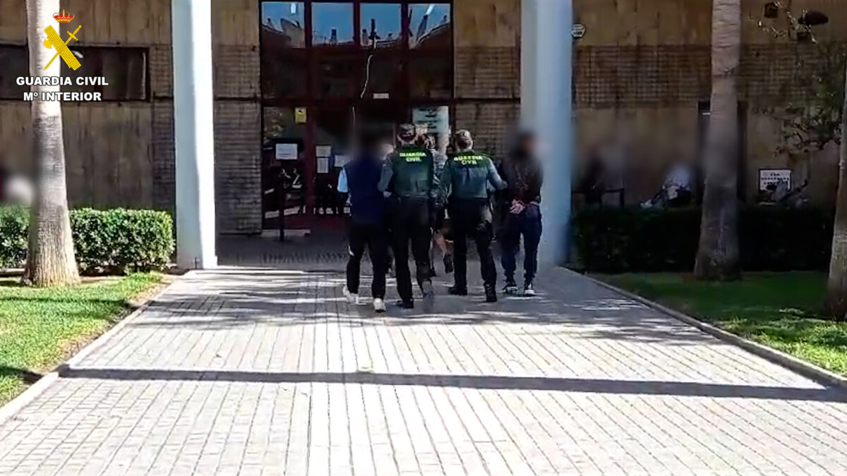 Agentes de la Guardia Civil conducen a los detenidos