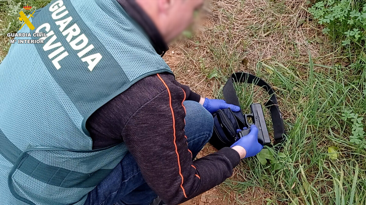 Un agente de la Guardia Civil realiza una inspección ocular