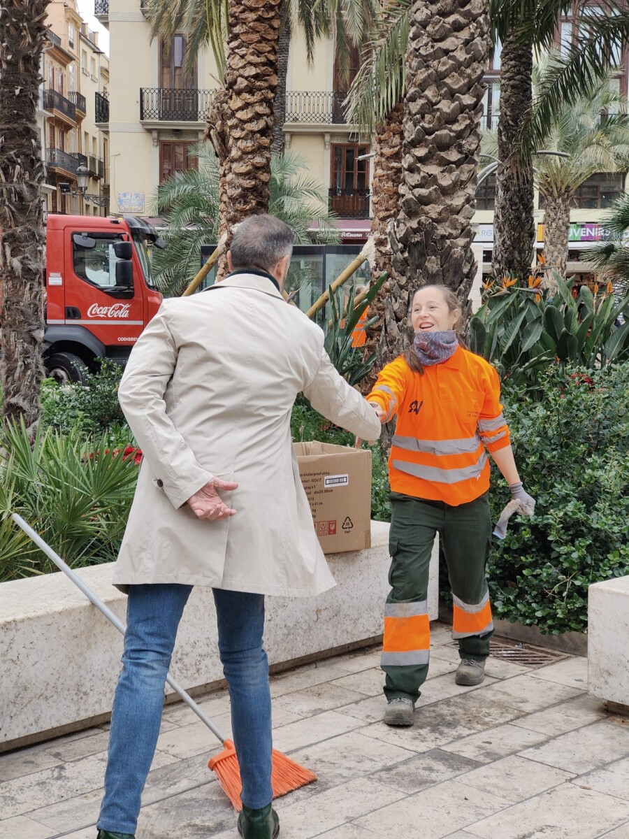 Juanma Badenas ante el abeto de 11 metros instalado en la plaza de la Reina