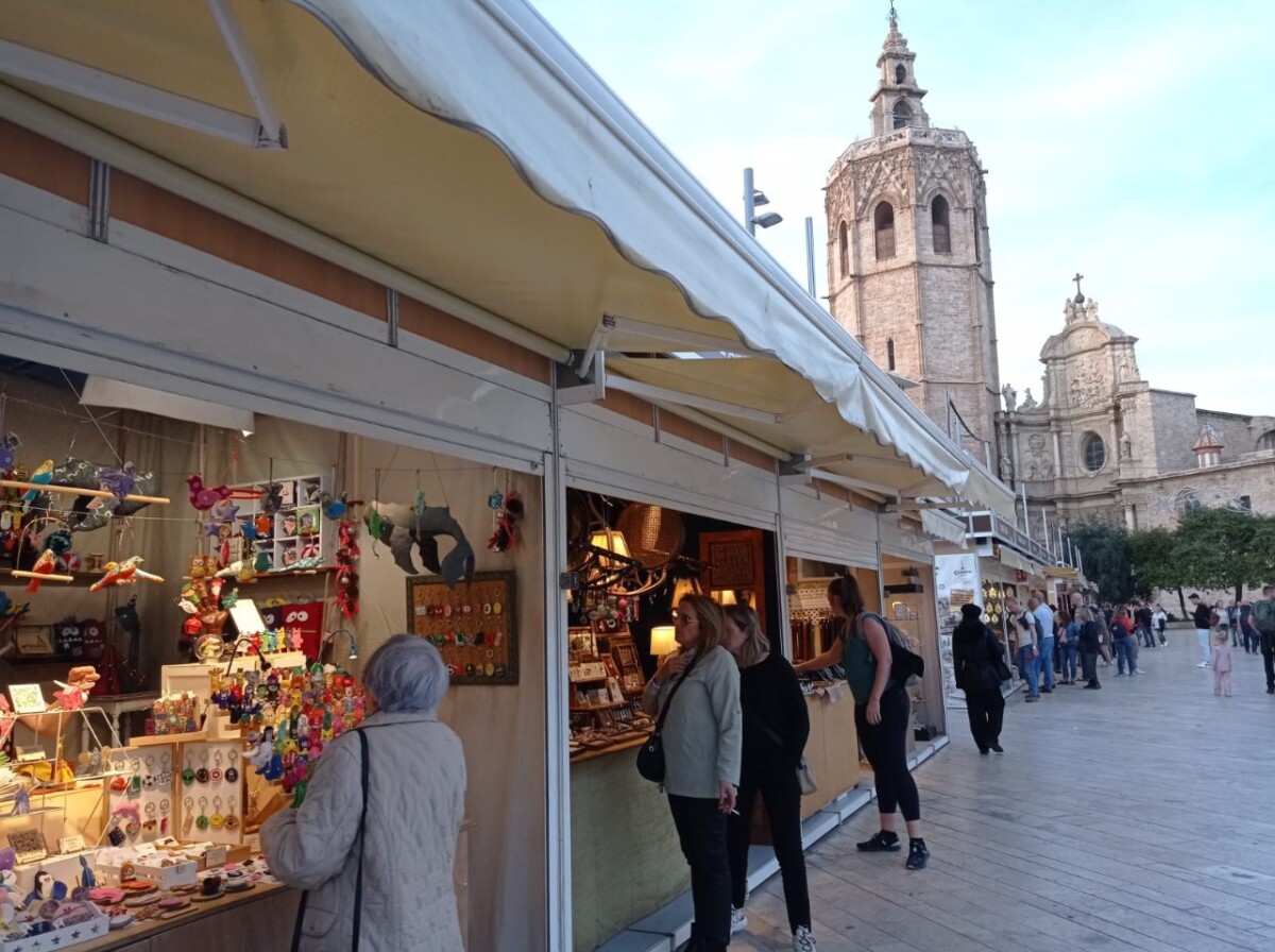 Mercadillo navideño de la plaza de la Reina