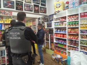 Agentes de la Policía Local inspeccionan un local con juguetes a la venta en Valencia