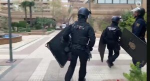 policia nacional atrincherado en Benimaclet