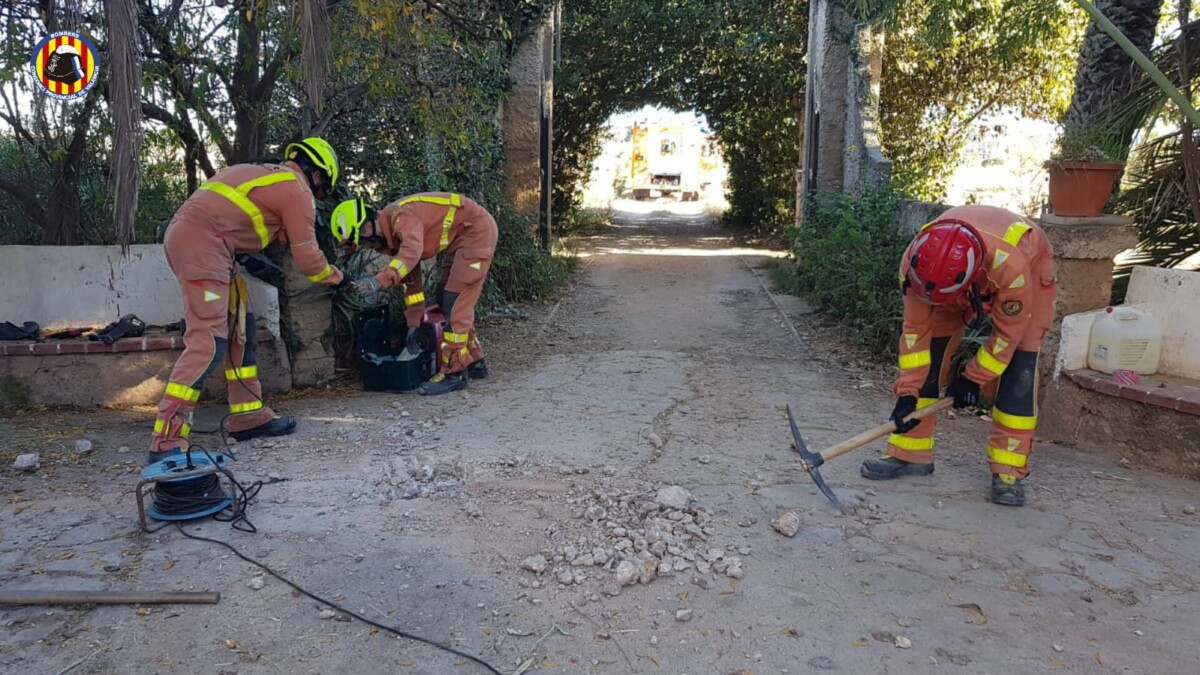 Rescate de una perrita atrapada en una acequia subterránea en Catarroja