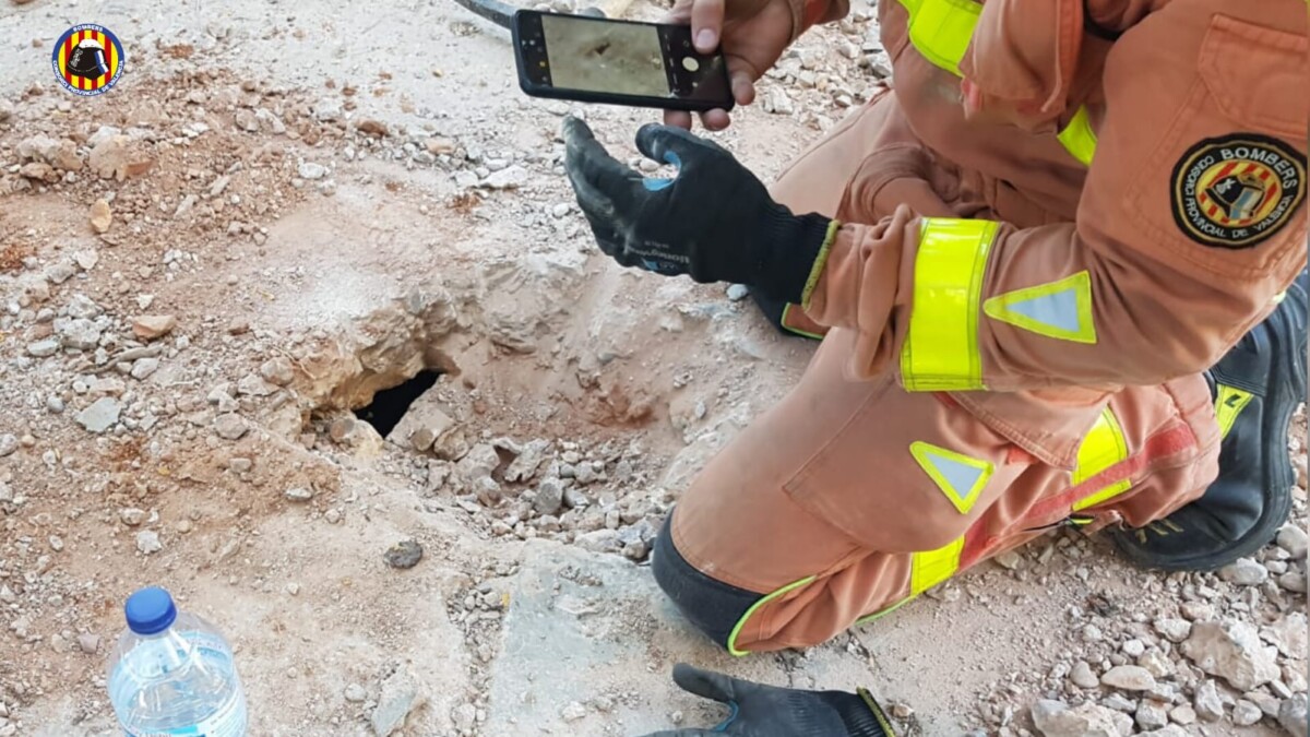 Rescate de una perrita atrapada en una acequia subterránea en Catarroja
