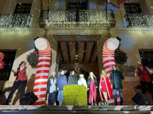 Sagredo, la Teniente Alcalde de Tradiciones junto a las Falleras Mayores de Paterna y la Reina de las Fiestas dan la bienvenida a la Navidad en la puerta del Ayuntamiento