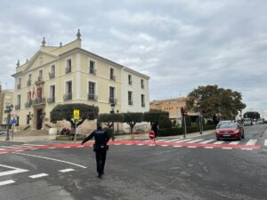 Un Policía Local de Paterna regulando el tráfico con el cambio de circulación