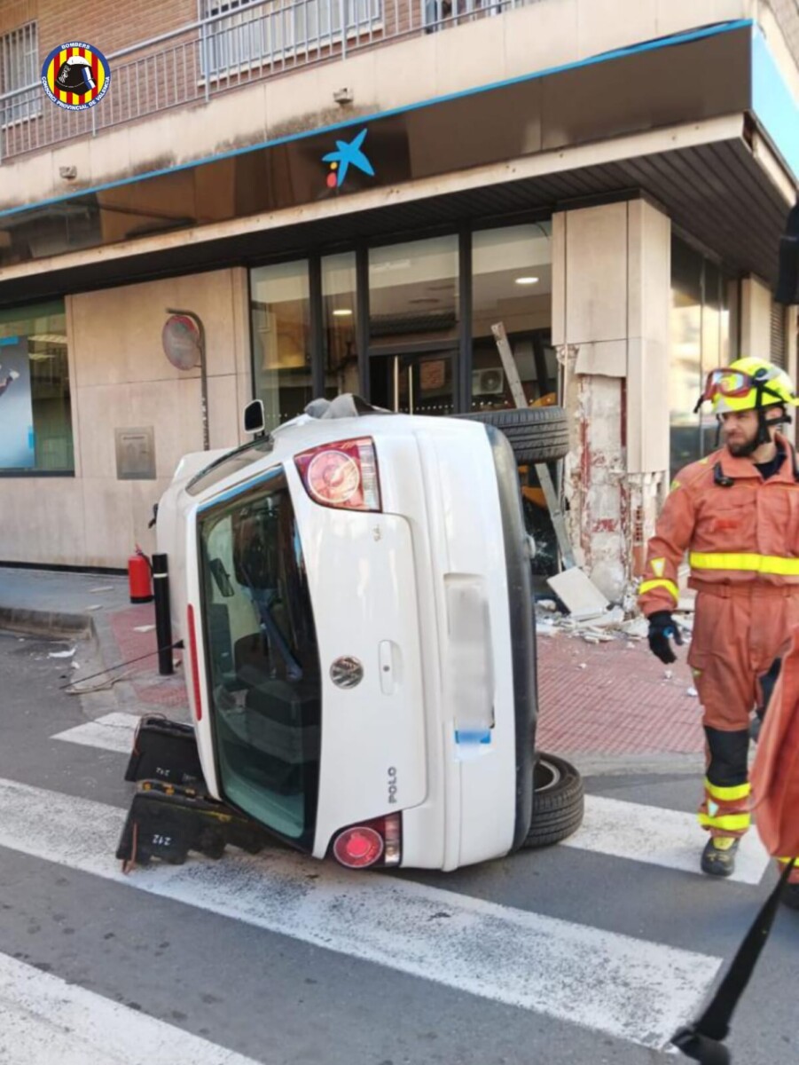 Vuelco de un coche en Burjassot