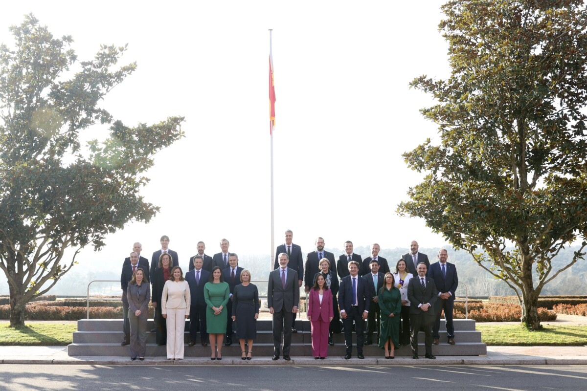 El rey FelipeVI posa en los jardines de Palacio con la Junta de Gobierno de la FEMP