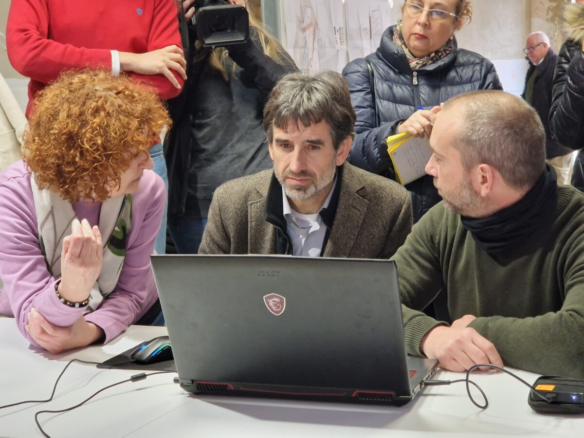 José Luis Moreno, observando a pie de obra los pormenores del proyecto