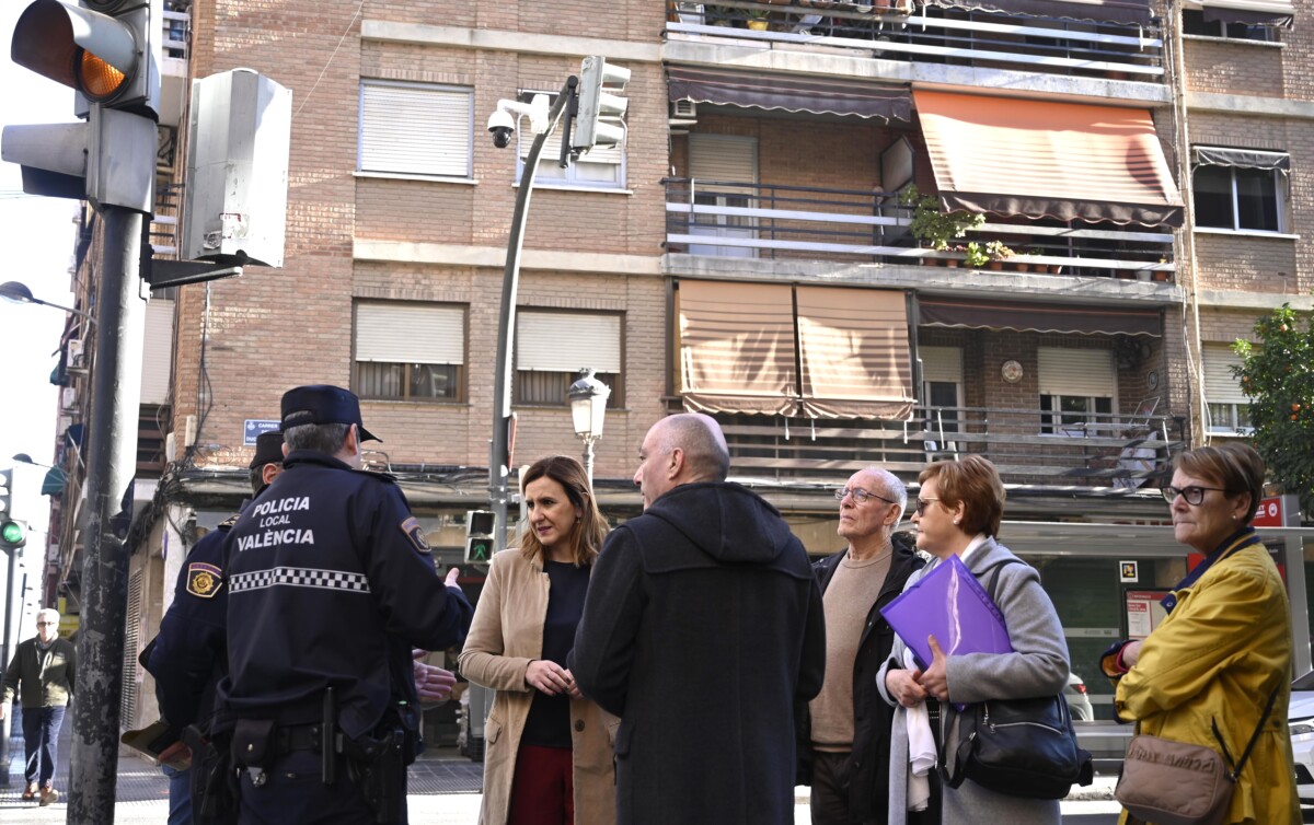 María José Catalá y la Policía Local muestran a los vecinos una de las cámaras de vigilancia de Orriols