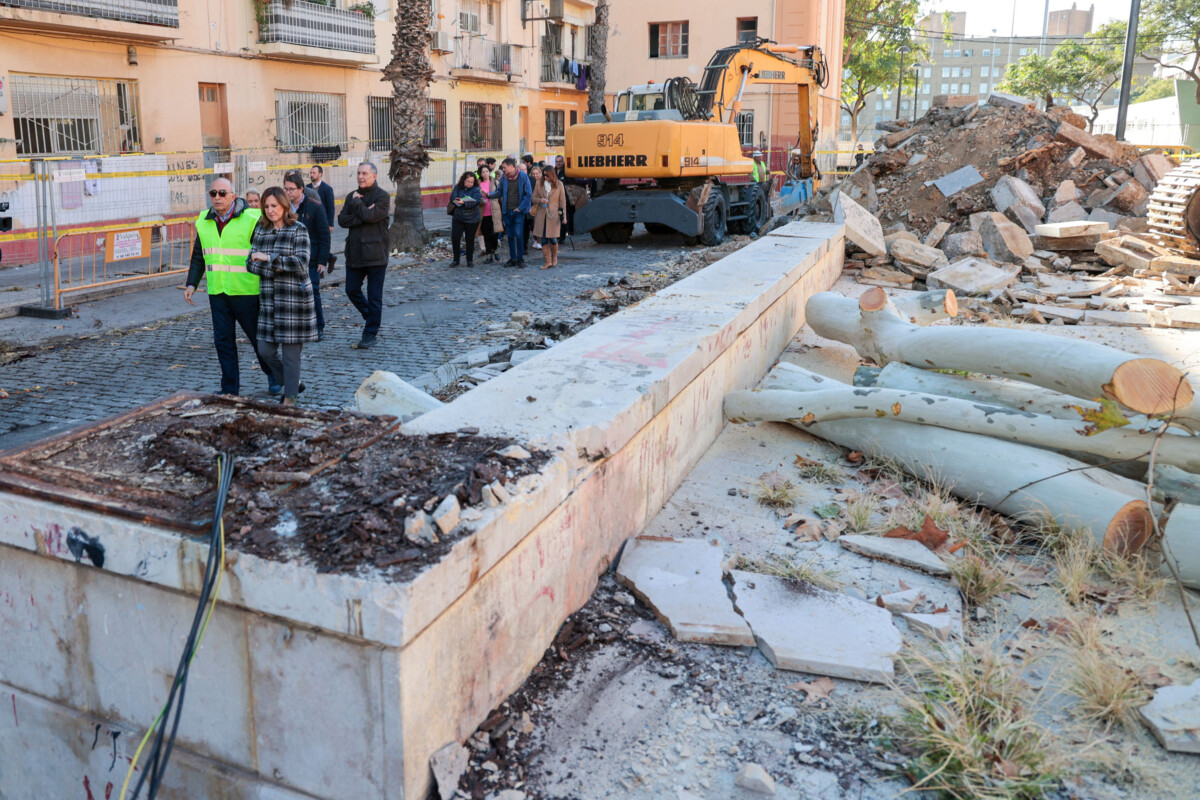La alcaldesa visita el inicio de las obras en las Casitas Rosas