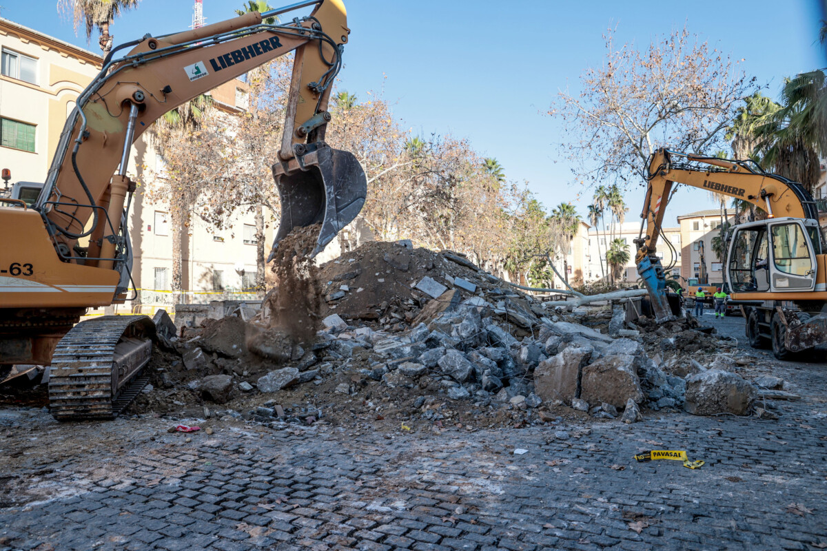 La alcaldesa visita el inicio de las obras en las Casitas Rosas