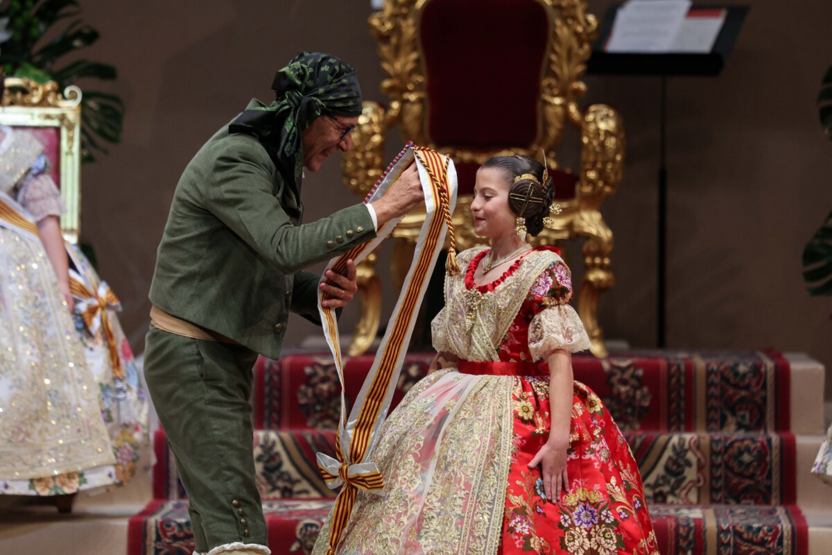 Imposición de las bandas a la Corte