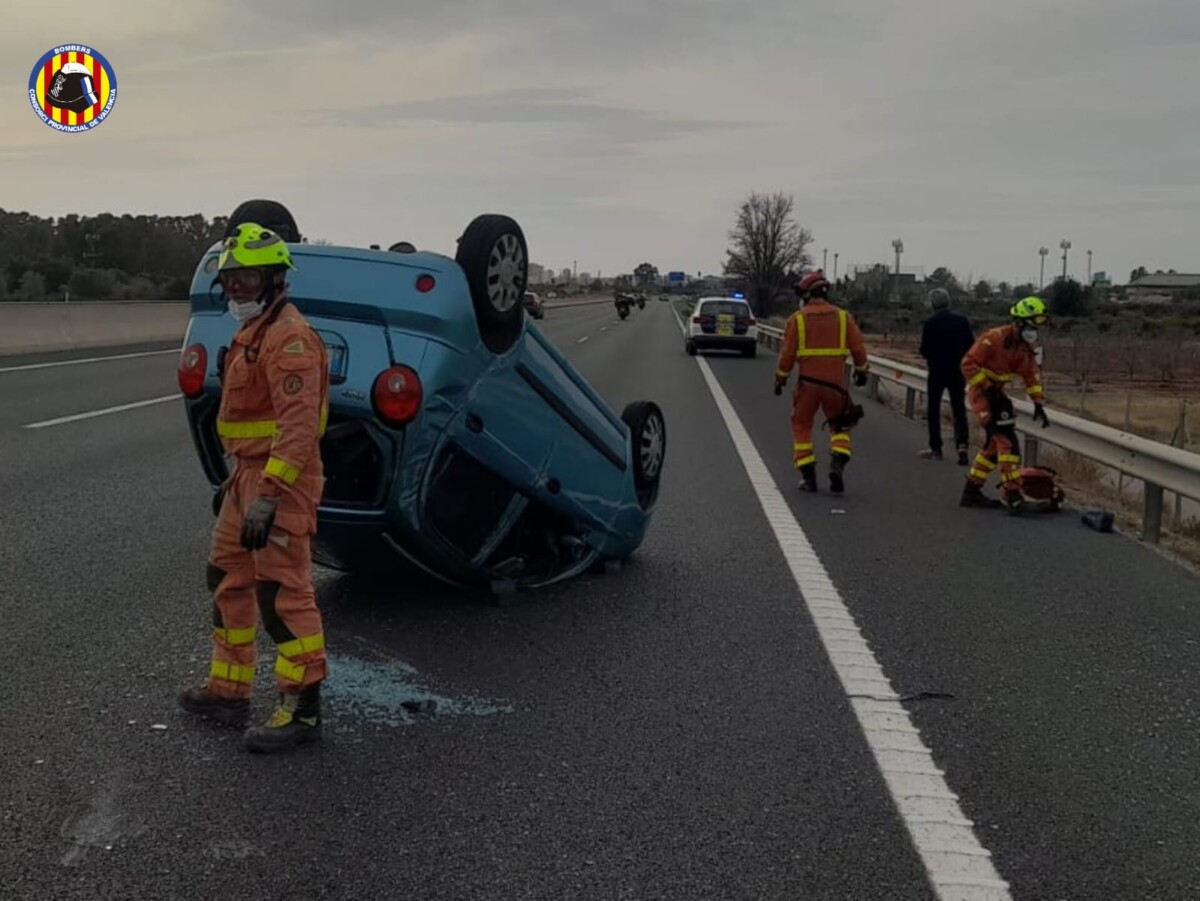 Vuelco de un coche en la V-21 a su paso por El Puig