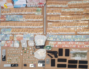 Dinero, drogas, armas y otros objetos intervenidos en los registros