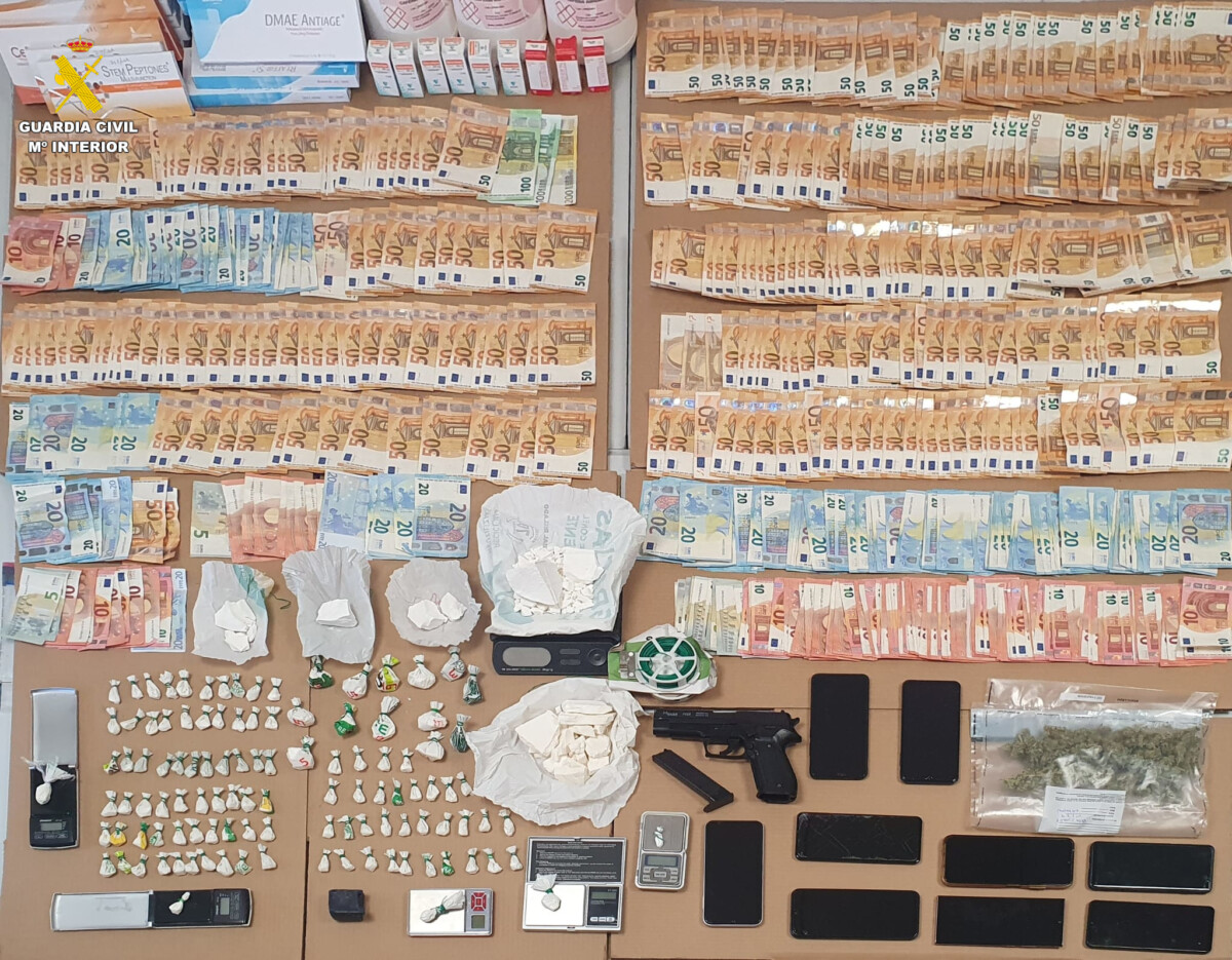 Dinero, drogas, armas y otros objetos intervenidos en los registros