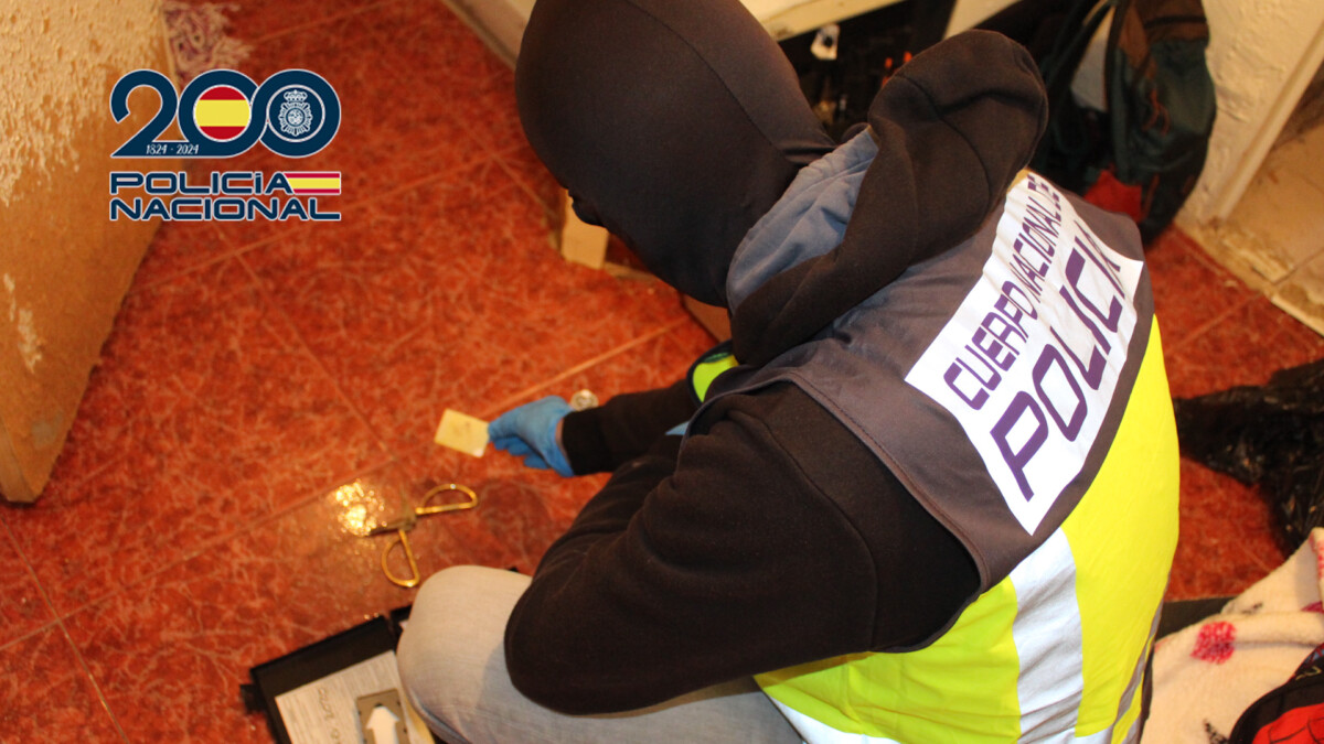 Entrada y registro policial en las Casitas Rosas