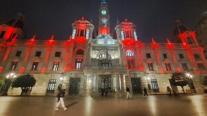 Fachada del Ayuntamiento de Valencia, iluminada con el color de la Casa del Rey