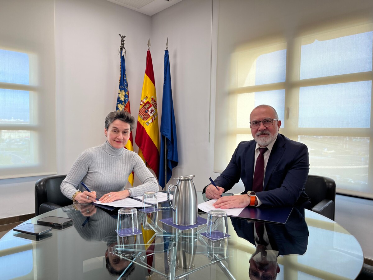 Mar Chao y Antonio Crespo en el acto de la firma del convenio para la planta solar del Dique Este
