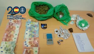 Objetos aprehendidos en el bajo sospechoso de almacenar drogas en Alaquàs