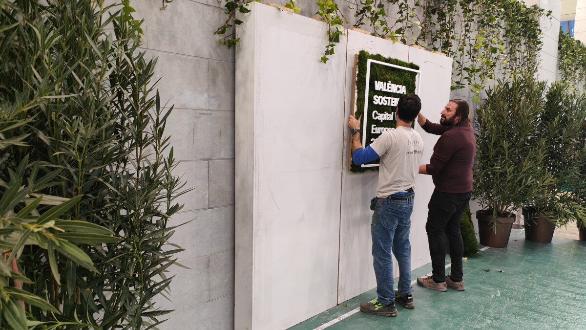 Operarios instalando el mural natural en el hall del Palau de la Música