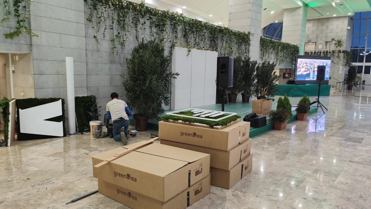Operarios instalando el mural natural en el hall del Palau de la Música