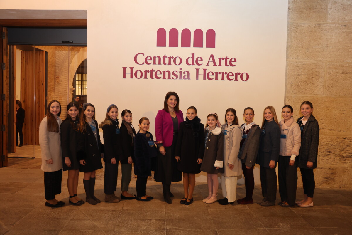 Hortensia Roig con Marina García y su Corte en el Centro de Arte Hortensia Herrero