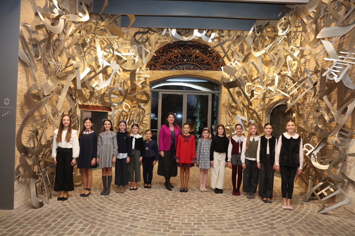 Hortensia Roig con Marina García y su Corte en el Centro de Arte Hortensia Herrero