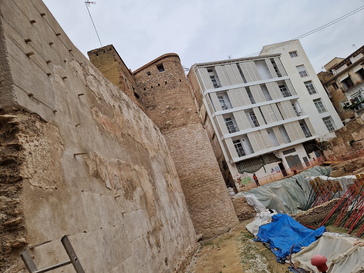 Obras de la  muralla islámica en la plaza del Ángel