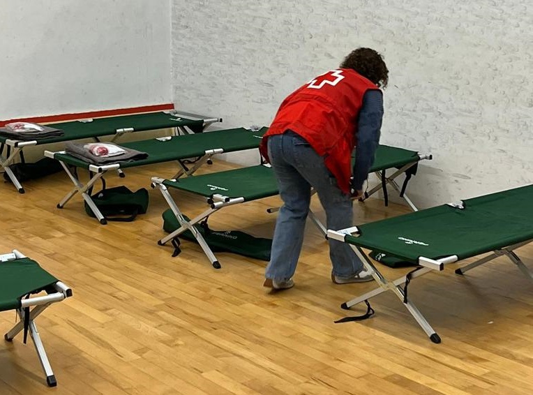 Preparando el polideportivo del Cabanyal para la operación Frío