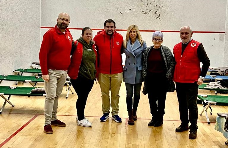 Marta Torrado visitó el dispositivo montado en el polideportivo del Cabanyal