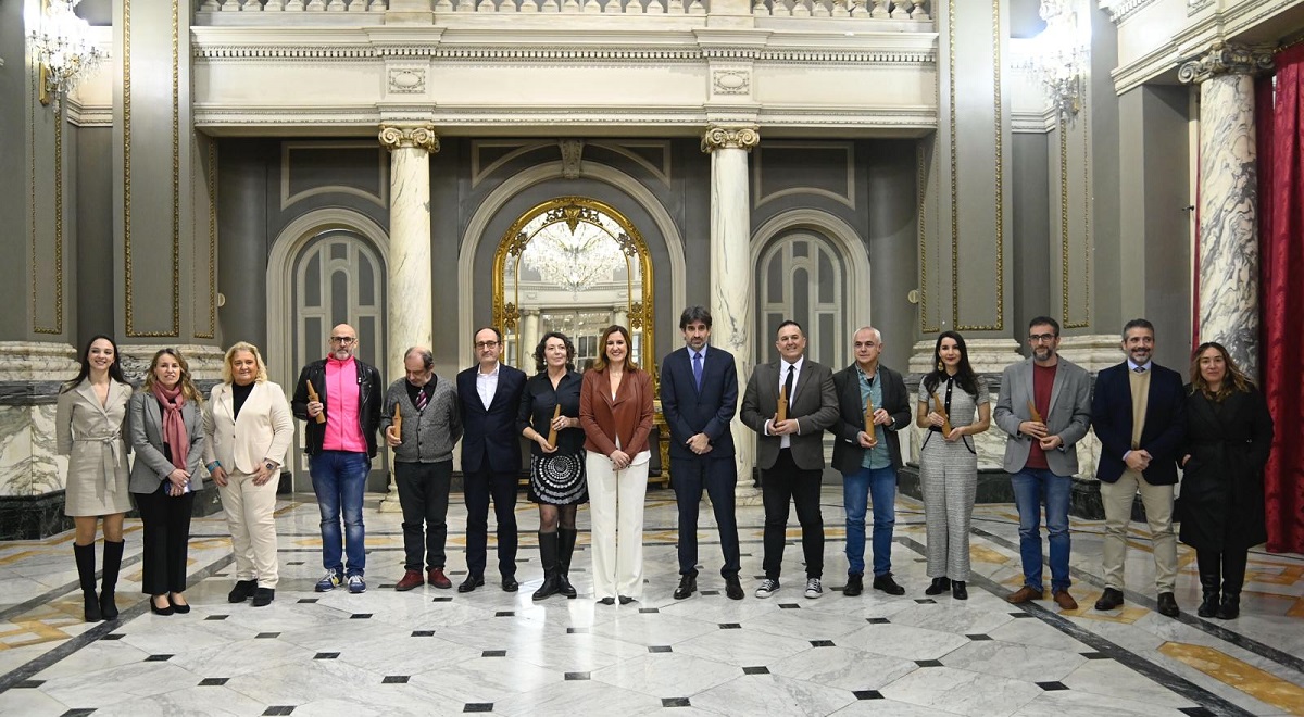 Foto de familia de los Premios Literarios Ciutat de València