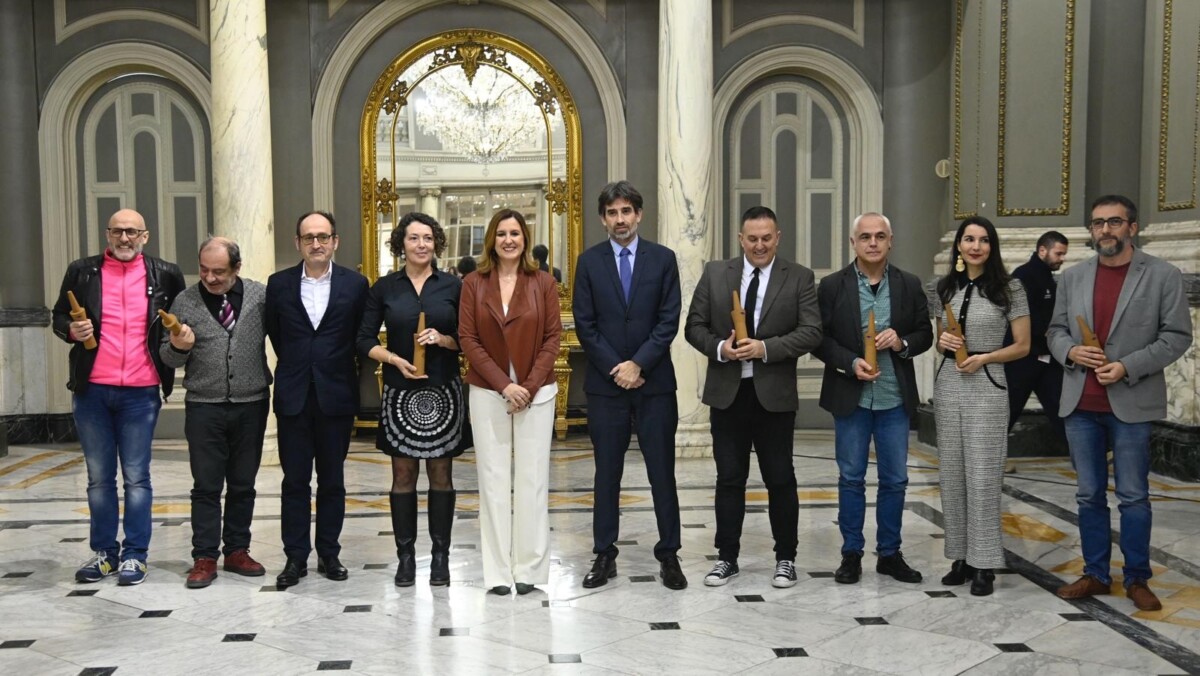María José Catalá y José Luis Moreno junto a los galardonados