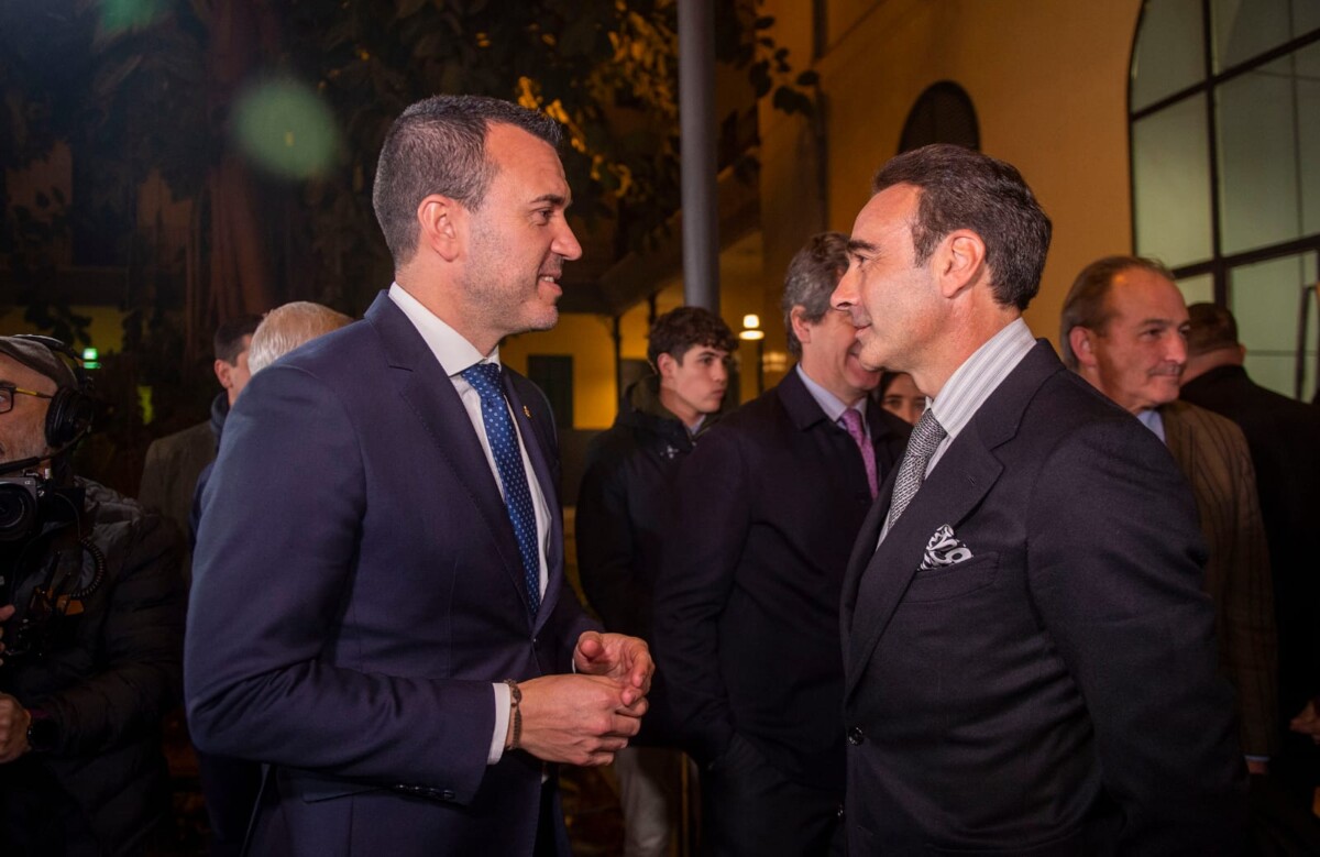 Vicent Mompó departe con Enrique Ponce