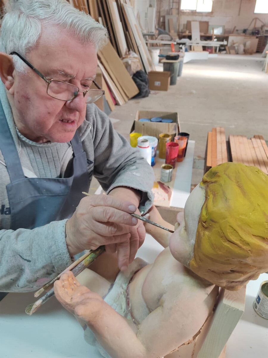 Ramón Espinosa trabajando en la figura del niño Jesús. Foto: Pedro Mascarell