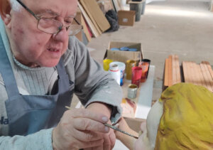 Ramón Espinosa trabajando en la figura del niño Jesús. Foto: Pedro Mascarell