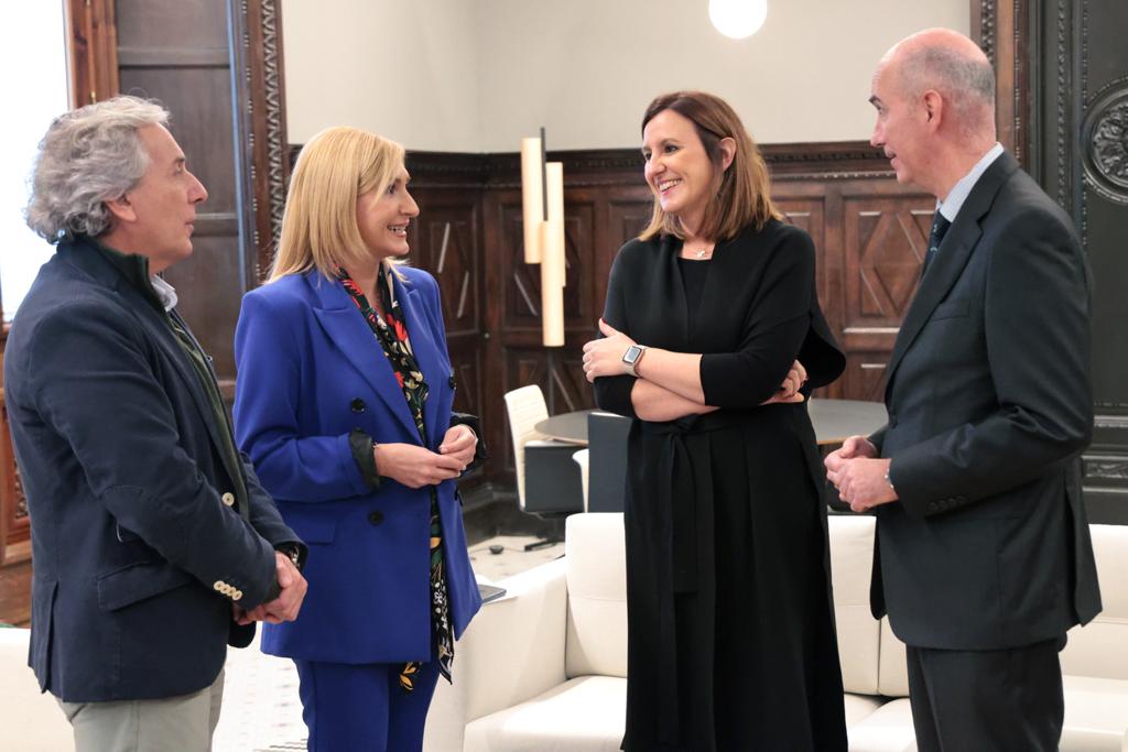 Reunión entre Salomé Pradas y María José Catalá para acometer el estado actual de l'Albufera