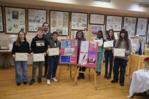 Sagredo durante la entrega de maletines de pintura a los alumnos becados y la directora de la Escuela de Pintura del Ateneo Cultural de Paterna