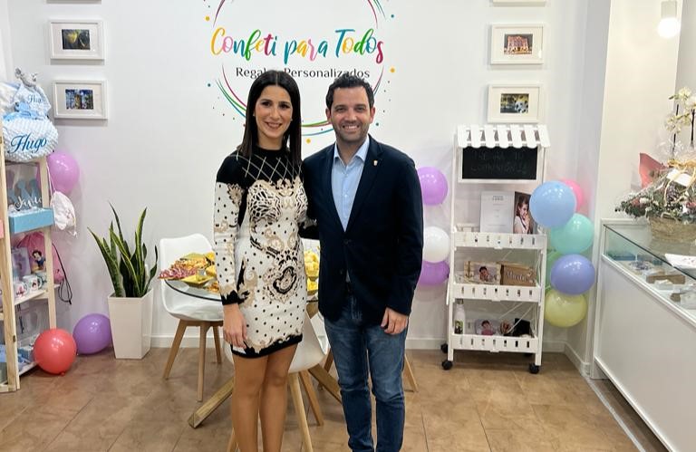 Sagredo en la inauguración de un negocio de Paterna.