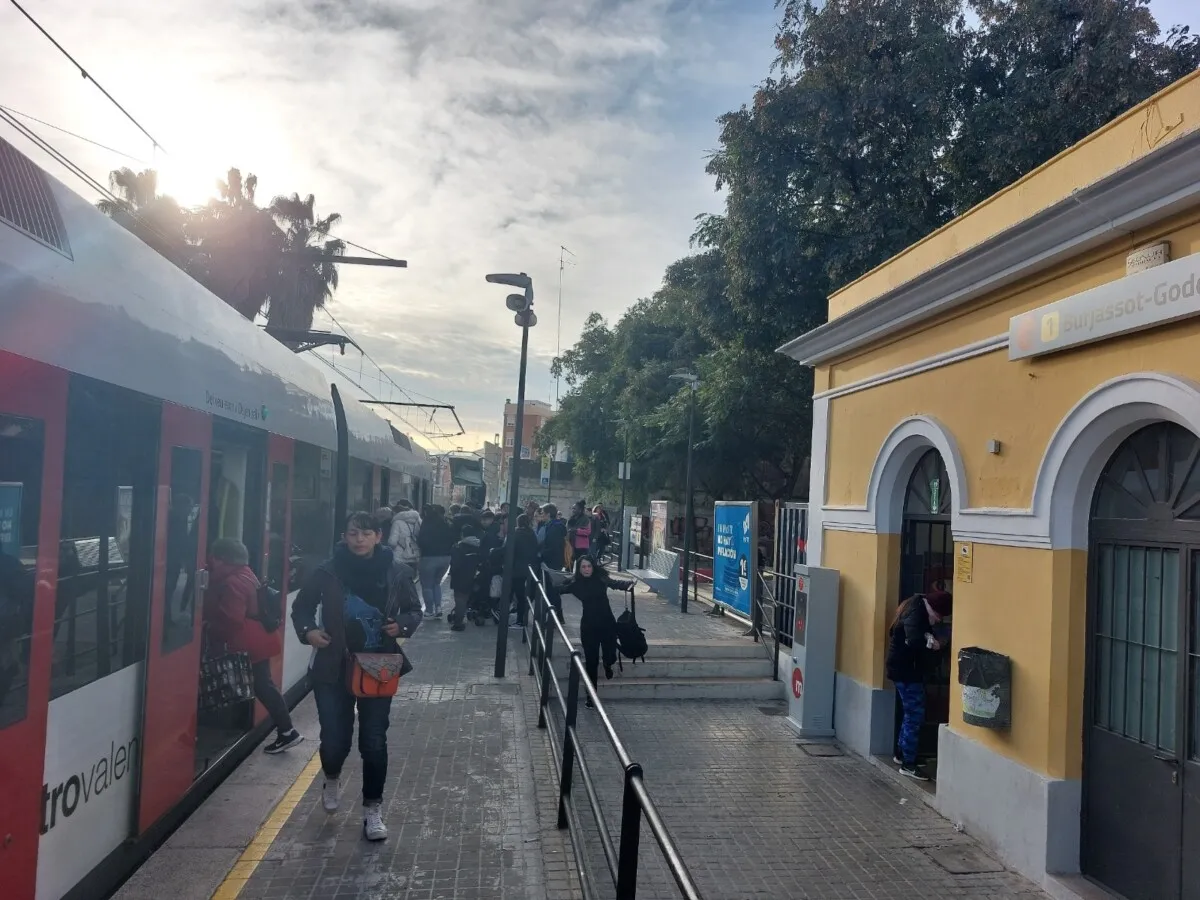 Estación de Metrovalencia en Burjassot-Godella