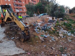 Torrent retira 32 toneladas de basura de la calle Llíria junto al barranco en el Xenillet